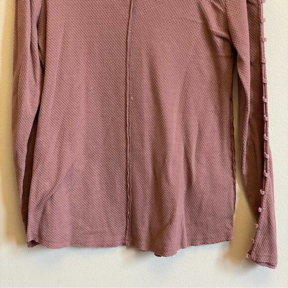 Gilded Intent M lavender long sleeve t-shirt cut out v-neck - Picture 7 of 7